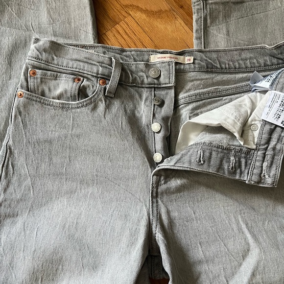 Levi’s Premium Wedgie Straight light gray denim excellent condition size 28 - Picture 3 of 5